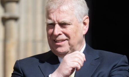 Premières camionnettes de déménagement photographiées dans la nouvelle maison d&rsquo;Andrew Mountbatten-Windsor à Norfolk