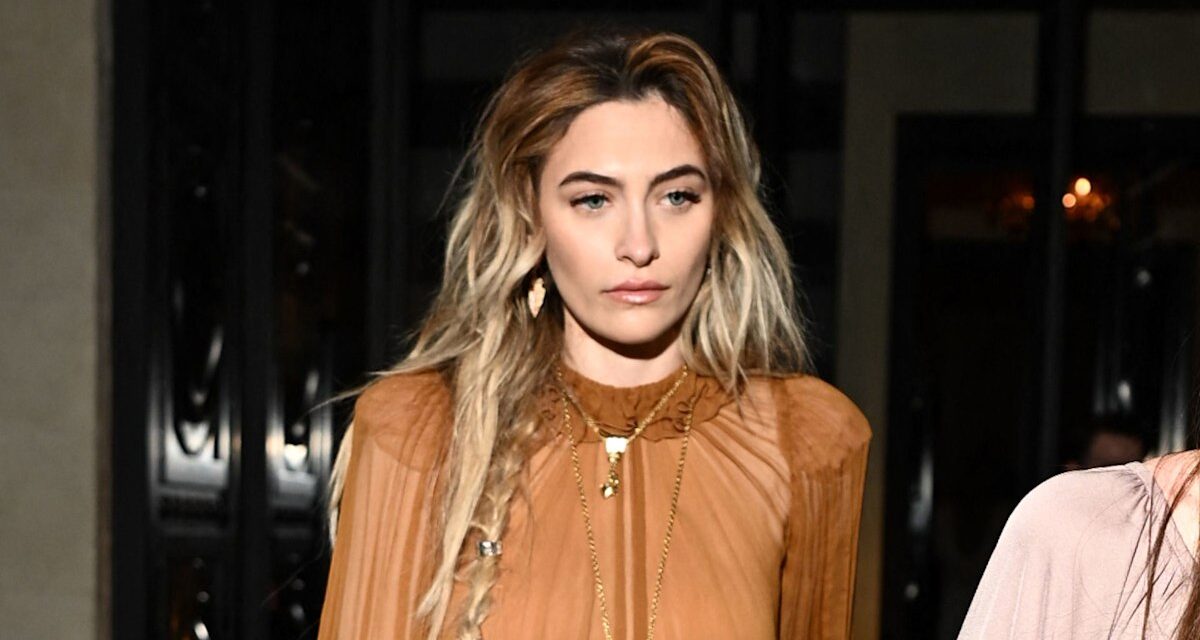 Paris Jackson adopte le style bohème-chic en robe transparente