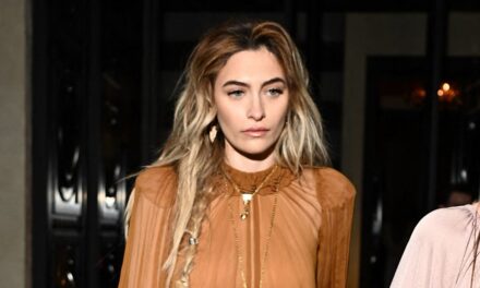 Paris Jackson adopte le style bohème-chic en robe transparente