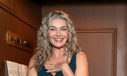 Paulina Porizkova, 60 ans, pose en sous-vêtements en dentelle rose : « Je ne me suis jamais sentie aussi sexy »