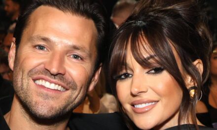 Palma, le bébé de Michelle Keegan, est un enfant élégant alors qu&rsquo;elle se blottit sur les épaules de papa Mark Wright