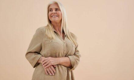 Vos vêtements vous vieillissent ? Un styliste partage 6 articles « mal faussés » à abandonner