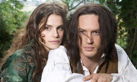 L&rsquo;adaptation « douloureuse » des Hauts de Hurlevent de Tom Hardy avec sa femme Charlotte Riley saluée comme parfaite