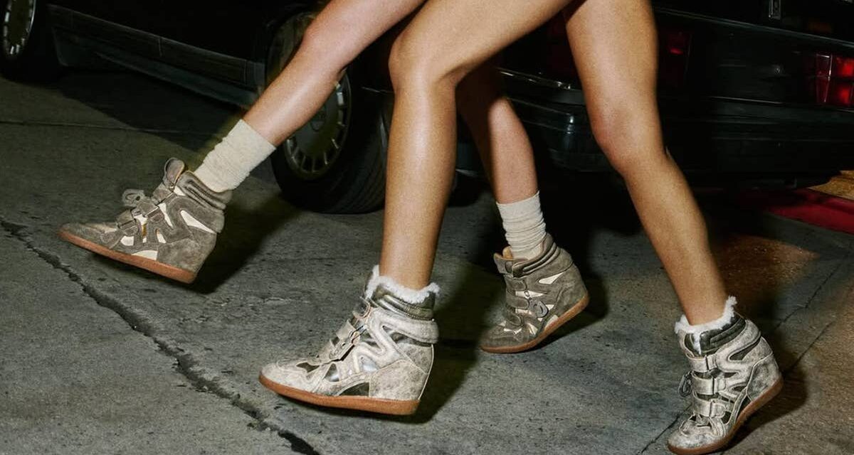 Préparez-vous : les baskets compensées sont de retour sur la scène