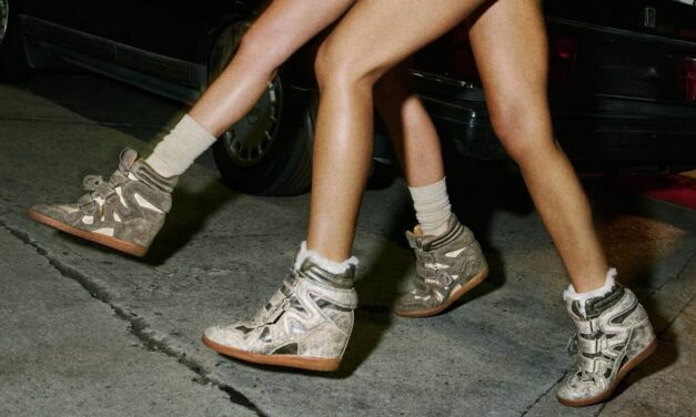 Préparez-vous : les baskets compensées sont de retour sur la scène