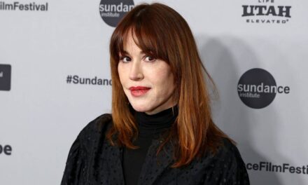 Le tout premier rôle télévisé crédité de Molly Ringwald en 1979 – à voir alors