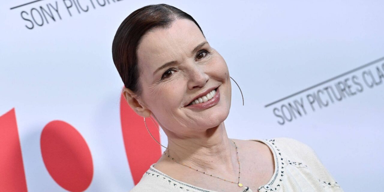 Une star de League of Their Own, 70 ans, a l&rsquo;air incroyablement fraîche lors de sa dernière sortie