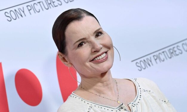 Une star de League of Their Own, 70 ans, a l&rsquo;air incroyablement fraîche lors de sa dernière sortie