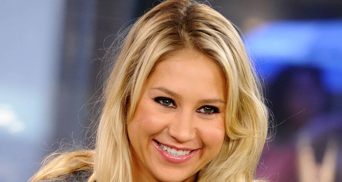 Anna Kournikova a l&rsquo;air incroyable alors qu&rsquo;elle sort pour la première fois depuis la naissance de son 4ème enfant