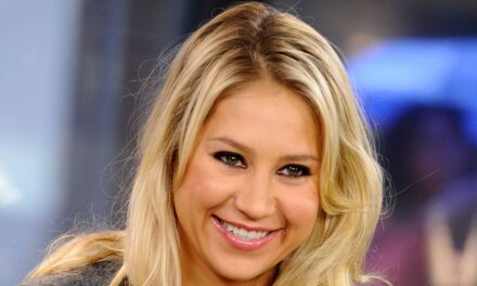 Anna Kournikova a l&rsquo;air incroyable alors qu&rsquo;elle sort pour la première fois depuis la naissance de son 4ème enfant