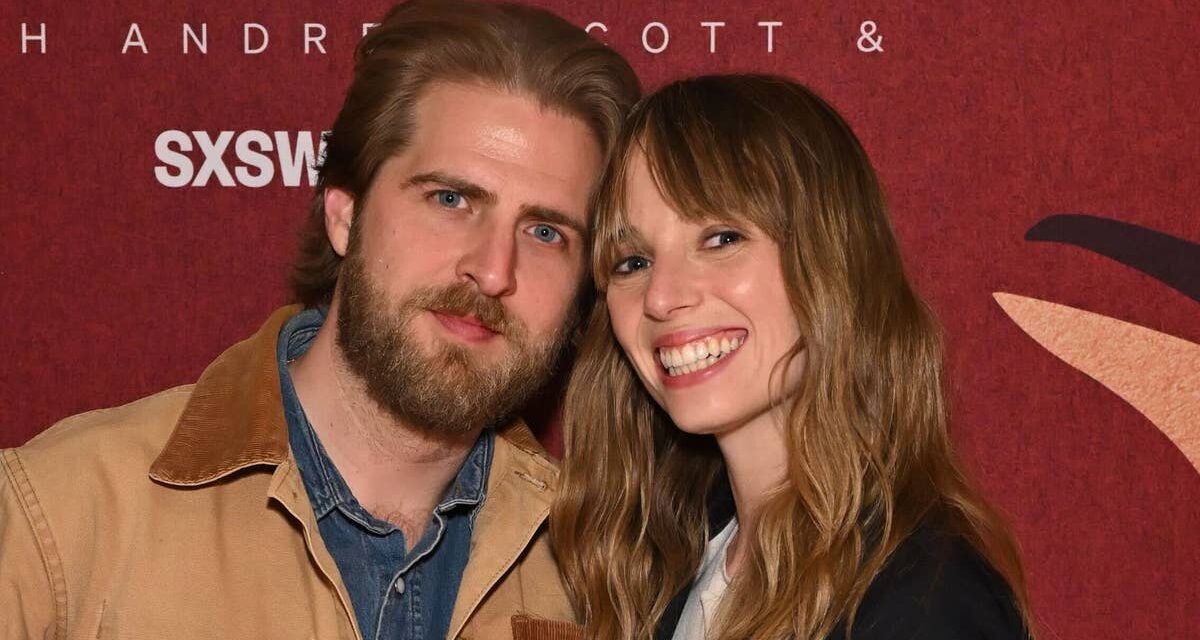 Maya Hawke arbore une lueur de jeune mariée dans une superbe robe blanche lors d&rsquo;un rendez-vous avec Christian Lee Hutson