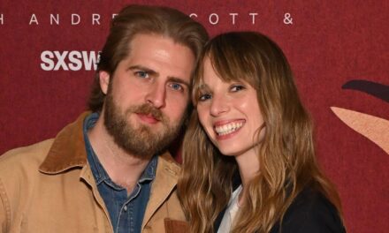 Maya Hawke arbore une lueur de jeune mariée dans une superbe robe blanche lors d&rsquo;un rendez-vous avec Christian Lee Hutson