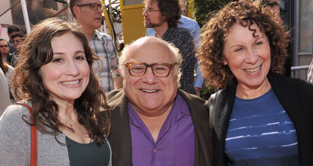 Rencontrez les trois enfants de Rhea Perlman avec son ex-mari Danny DeVito – dont sa fille qui suit leurs traces