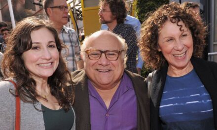 Rencontrez les trois enfants de Rhea Perlman avec son ex-mari Danny DeVito – dont sa fille qui suit leurs traces
