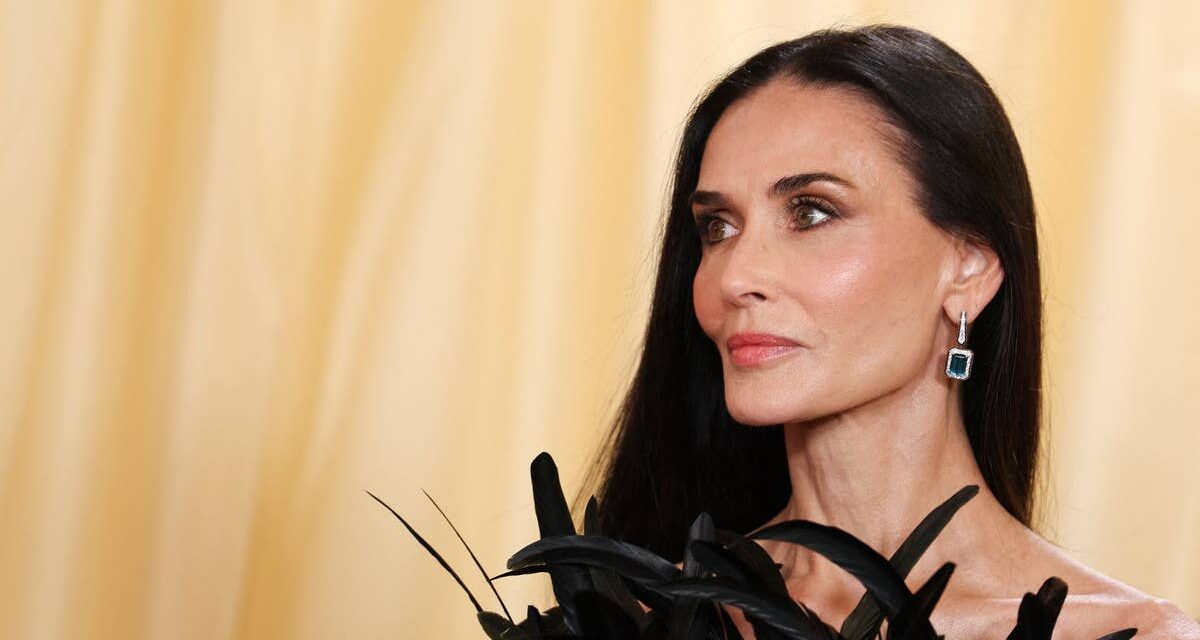 Demi Moore vole la vedette dans une spectaculaire robe à plumes Gucci aux Oscars 2026