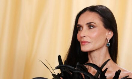Demi Moore vole la vedette dans une spectaculaire robe à plumes Gucci aux Oscars 2026