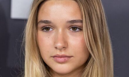 Pourquoi la nouvelle marque de beauté de Harper Beckham pourrait « risquer » l&rsquo;identité adolescente