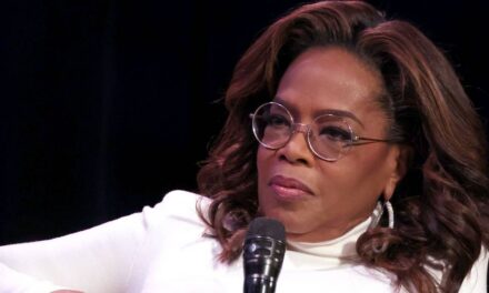 La réponse brutalement honnête d&rsquo;Oprah Winfrey aux affirmations selon lesquelles elle marchait comme une « 90 ans » lors de sa comparution à PFW