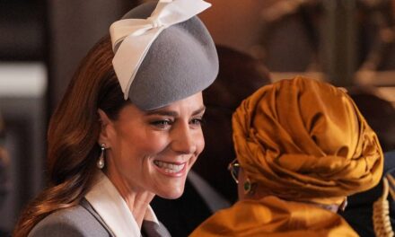 Kate Middleton présente une robe crayon corset moulante pour sa visite d&rsquo;État au Nigeria