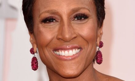 Robin Roberts danse en bikini imprimé aux côtés de la co-star de GMA – et les fans veulent connaître son secret de remise en forme