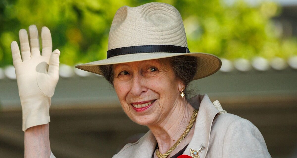 La princesse Anne est prête pour le printemps dans une jupe ultra légère