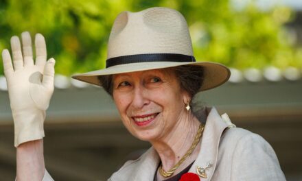 La princesse Anne est prête pour le printemps dans une jupe ultra légère