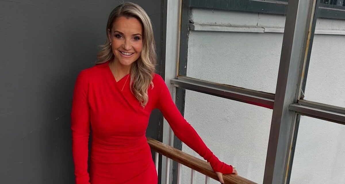 Helen Skelton montre sa taille svelte dans une robe portefeuille moulante rouge vif