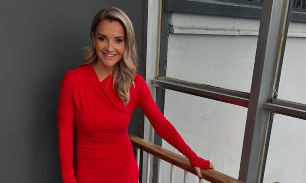 Helen Skelton montre sa taille svelte dans une robe portefeuille moulante rouge vif