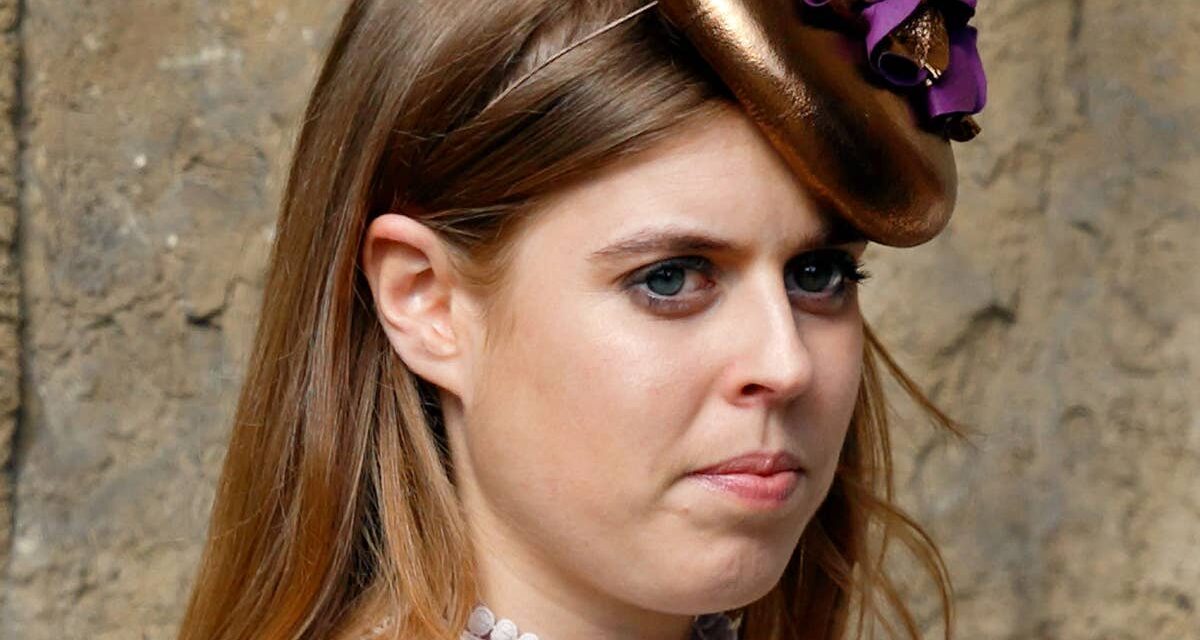 La robe du dimanche de Pâques découpée au laser de la princesse Béatrice qu&rsquo;elle abandonnera au milieu de « plans alternatifs »