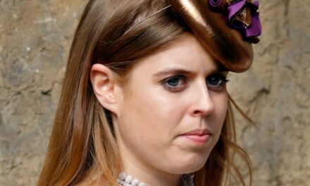 La robe du dimanche de Pâques découpée au laser de la princesse Béatrice qu&rsquo;elle abandonnera au milieu de « plans alternatifs »