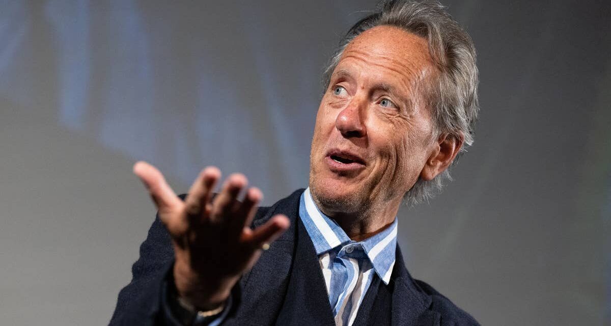 Richard E. Grant dévoile une situation de vie touchante sur plusieurs générations après la mort déchirante de son épouse