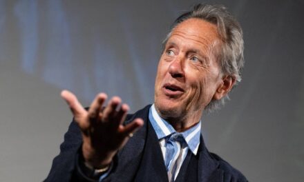 Richard E. Grant dévoile une situation de vie touchante sur plusieurs générations après la mort déchirante de son épouse