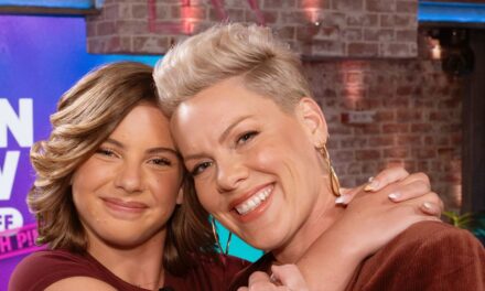 Pink et sa fille Willow donnent des « frissons » aux fans avec un duo émotionnel sur The Kelly Clarkson Show au milieu de leurs débuts en tant qu&rsquo;animateur – regardez