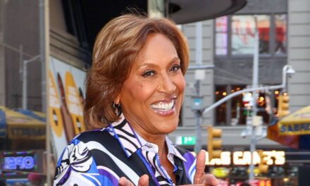 Robin Roberts en bikini présente un incroyable pack de six sur une photo au bord de la plage