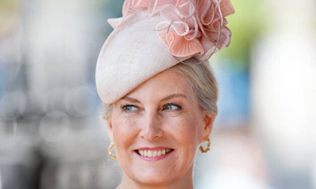 La duchesse Sophie nous apprend à porter une robe or rose « ultra brillante » à 60 ans