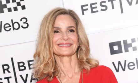 Kyra Sedgwick a l&rsquo;air si jeune alors qu&rsquo;elle danse dans une élégante maison familiale