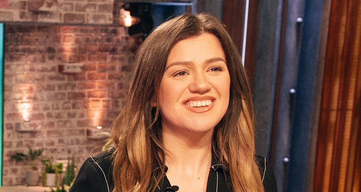 Kelly Clarkson surprend le public de son talk-show avec la visite d&rsquo;un animateur remplaçant – regardez