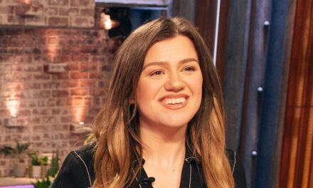 Kelly Clarkson surprend le public de son talk-show avec la visite d&rsquo;un animateur remplaçant – regardez