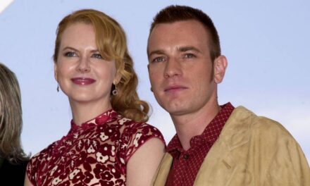 Nicole Kidman et Ewan McGregor se mettent à chanter alors qu&rsquo;ils se retrouvent aux Oscars pour Moulin Rouge ! anniversaire