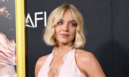 Sydney Sweeney fait monter la température dans de la lingerie rose torride