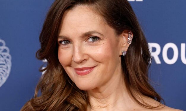 Drew Barrymore, terre-à-terre, partage une photo sans filtre alors qu&rsquo;elle prend conscience des éruptions cutanées