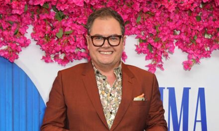 Alan Carr change de nom en secret après avoir acheté un château de 3 millions de livres sterling après un divorce