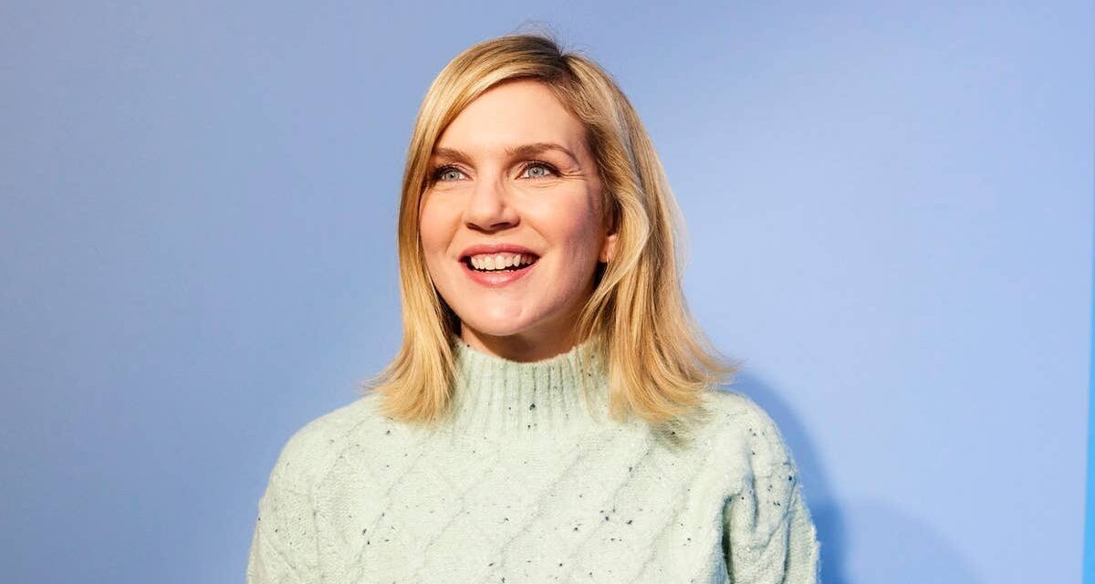 La star de Pluribus, Rhea Seehorn, fait l&rsquo;éloge de son mari « incroyable », Teyana Taylor et Kristen Bell après quelques mois « effrayants » – en exclusivité