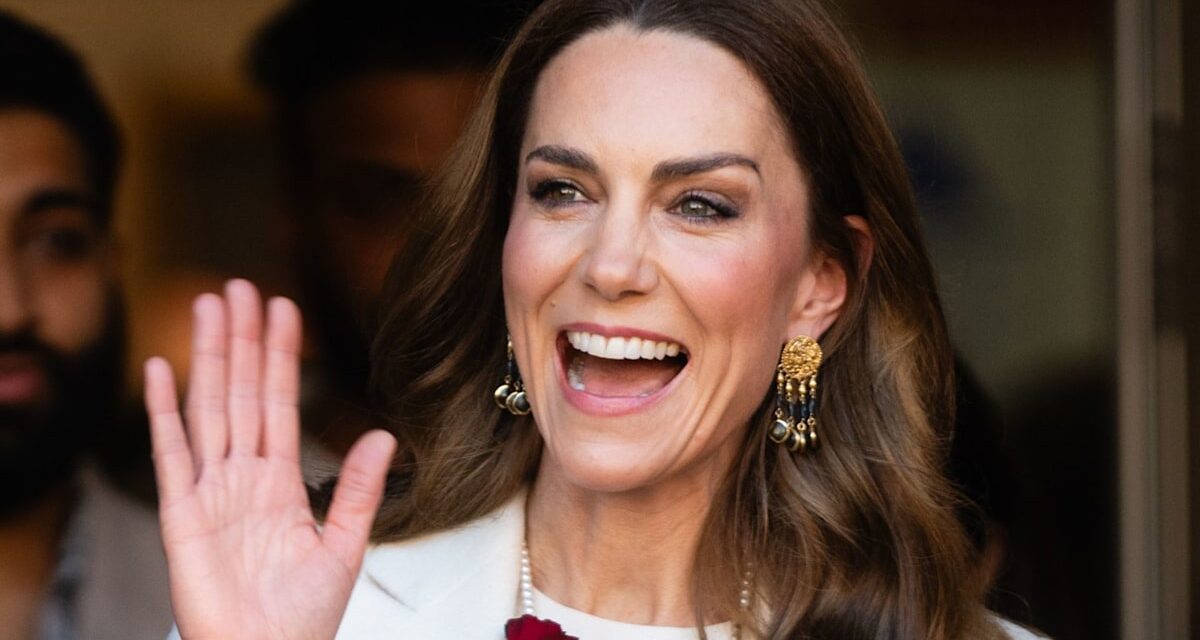 La princesse Kate rend visite à une compagnie de danse alors qu&rsquo;elle s&rsquo;éloigne de son mari, le prince William, à 300 miles