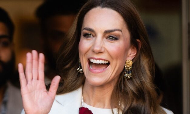 La princesse Kate rend visite à une compagnie de danse alors qu&rsquo;elle s&rsquo;éloigne de son mari, le prince William, à 300 miles