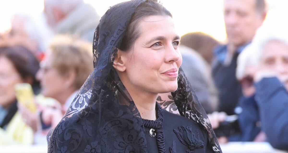 Charlotte Casiraghi, la petite-fille de Grace Kelly, est respectueuse et vêtue d&rsquo;un voile noir dramatique pour la visite du pape