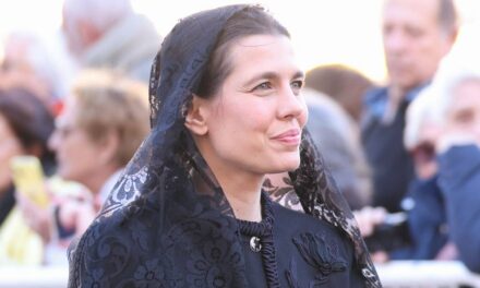 Charlotte Casiraghi, la petite-fille de Grace Kelly, est respectueuse et vêtue d&rsquo;un voile noir dramatique pour la visite du pape