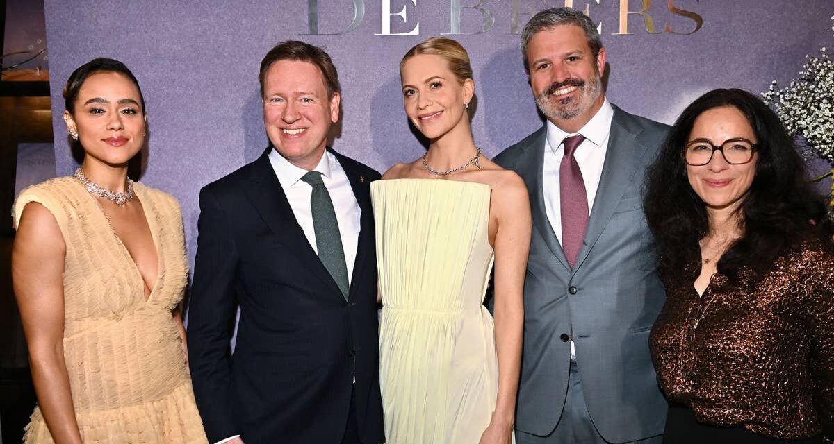 De Beers et Sotheby&rsquo;s lancent un premier diamant de 28,88 carats lors d&rsquo;un événement de lancement prestigieux avant la vente à Hong Kong