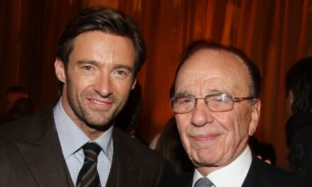 Hugh Jackman chante pour Rupert Murdoch alors que le magnat milliardaire célèbre son 95e anniversaire