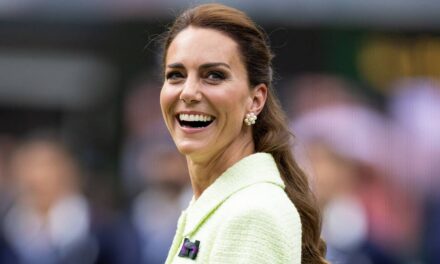 Kate Middleton se mêle des règles royales en portant des talons vertigineux Ralph Lauren